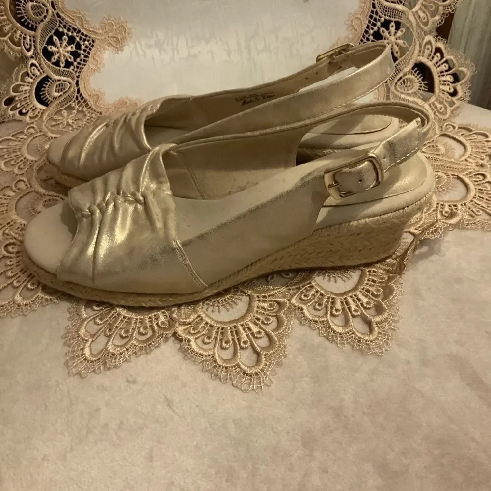 8.5W Gold Easy Street Espadrilles EUC